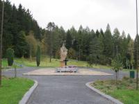 Památník od sochaře Jana Třísky, který připomíná vypálení Javoříčka, říjen 2011