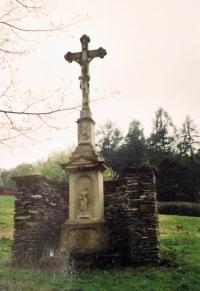 Kříž za nímž stával dům Emílie Čudové v němž za války bydlel Milan Vlček s maminkou a babičkou