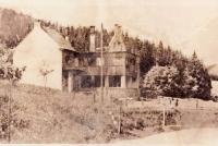 Vypálený hotel  v Javoříčku, který postavil Adolf Pospíšil, rodák z Veselíčka. Tento hotel byl postaven v roce 1941 a od roku 1942 zabrán nacistickou organizací SS v Bouzově