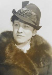 Maminka Emílie Vlčková