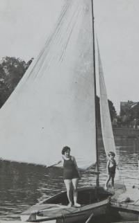 Milan Vlček s maminkou v půjčovně loděk v Přerově, kterou vlastnil otec