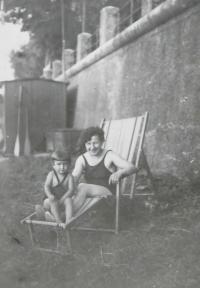 Milan Vlček s maminkou v půjčovně loděk v Přerově, kterou vlastnil otec