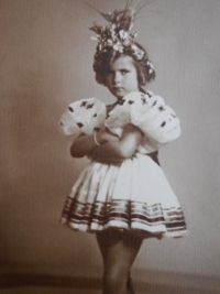 Nejmladší členka baletu Jihočeského divadla v Českých Budějovicích, opereta Polská krev (1937)