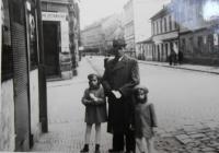 S tatínkem a sestrou Norou v Nové ulici v Českých Budějovicích (před válkou)