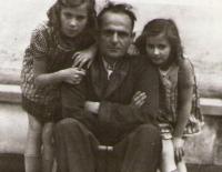 S tatínkem a sestrou Norou v roce 1943 - poslední fotografie před otcovým zatčením