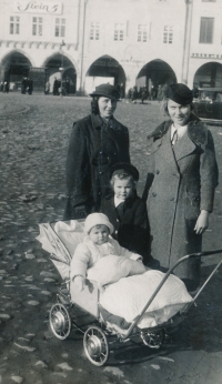 Stojící 1. zleva Marie Kdáčová (služebná), vpravo M. Kališová (chůva), dole Alena Popperová, v kočárku sestra Nora, rok 1936