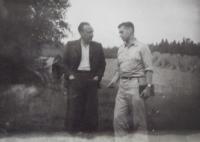 Profesor Voříšek (vlevo)