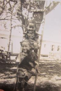 Hermine Jetelinová (nahoře) se sestrou