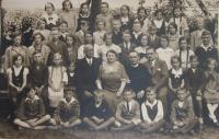 School in Buková in 1933. Hermine in the top row, fourth from right
