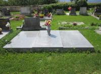 Hrob a památník devíti obětem pochodu smrti v Bernarticích