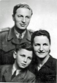 First Heller family photo after war, Photo Studio Prague 1945