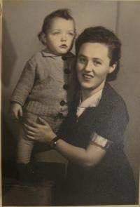 maminka Viléma Wodáka, Maria Viktoria Schütz, později Wodáková se synem Ewaldem (16.12.1943)