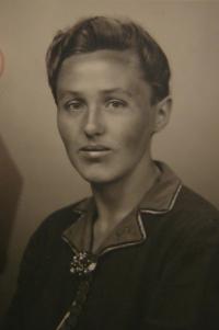 maminka Viléma Wodáka, Maria Viktoria Schütz, později Wodáková v červnu roku 1945 ve Vídni