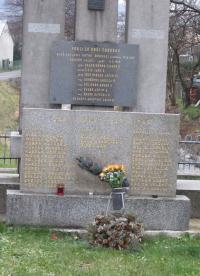 Pomník padlých, popravených a umučených za druhé světové války v Palkovicích, kde je i jméno otce pamětnice Františka Kiši