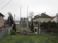 Pomník padlých, popravených a umučených za druhé světové války v Palkovicích, kde je i jméno otce pamětnice Františka Kiši