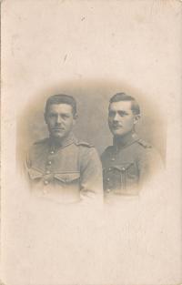 Rudolfův otec Richard (1919-20, vlevo)