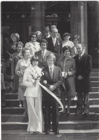 Svatba sestry Elišky (sestra, švagr. matka, vpravo Zbyněk Hloch, Vojtěch Budinský-Krička, vzadu pamětník s babičkou)