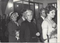 Svatba sestry Elišky (zprava matka, pamětník, babička Soudská)