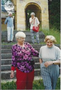 S maminkou na cvičení jógy u Jevíčka