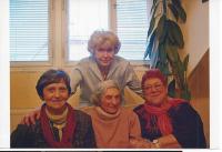 Matka Eva Soudská (uprostřed) s přítelkyněmi, 2009