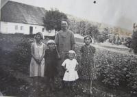 Matka Marta Schubertová se svými dcerami