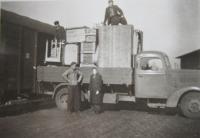 Odjezd rodiny ze sběrného střediska v Liberci v roce 1951