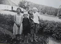 Sestry Schubertovi u domu rodiny Baum v Kamenné