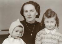 Miroslav Tyl s maminkou a sestrou, 1945