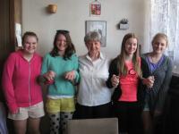 Jaruška Žolčáková s dětmi ze ZŠ Břečťanová