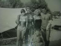 Rodina na dovolené při volbách