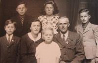 Rodina Schlegelová (poslední obyvatelé Hraniček). Zleva nahoře Erich, Ginter, matka Angela, Erika, Elvíra, otec Franz a  Walter. Zleva dole Erika a rodiče Angela a Franz