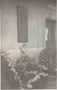 Odhalení pamětní desky obětem nacismu v Chrástu, 28. 10. 1946