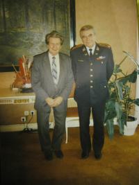 Jaroslav Šedivec with Lieutenant General Karol Seneši