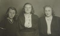 Vlevo Marie Susedková s kamarádkou a sestrou Annou