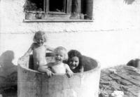 Tři sestry ve skruži (Lenka Bechná vepředu) V této skruži zakopané v zemi schovávala Harákova rodina během 2. světové války zásoby