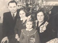 Rodina Zarembová, zlevy otec Oldřich Zaremba, dcery Alena a Blažena, matka Blažena