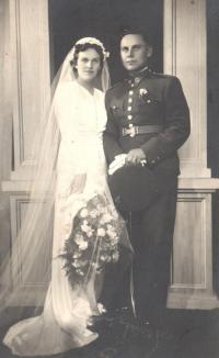 Svatební fotografie rodičů z roku 1938