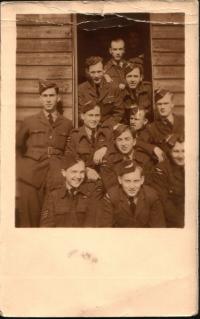 Ve výcvikovém středisku RAF Depot, Cosford; Milan Kulík v první řadě zleva, vedle něj bratr Oldřich