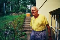 Ing. Jiří Palatý před domem ve své zahradě