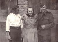1954 - s rodiči v době vojny