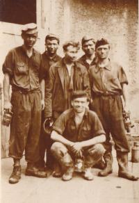1953 - na vojně u dolů, Josef uprostřed