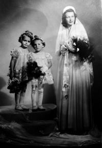 Svatební fotografie 1946, svatba, družičky, vpravo je zpěvačka Marta Kubišová