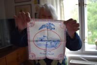 Božena Hlaďová s hedvábným kapesníčkem ze své sbírky