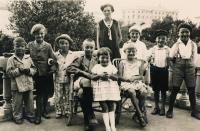 1930 Itálie dovolená s rodiči, pamětnice vepředu, bílé šaty