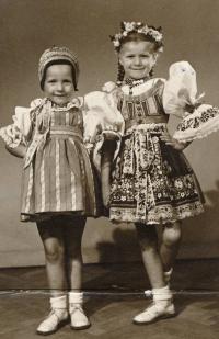 Dcery Věra, Irena v kyjovských krojíchm cca 1953