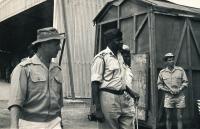 Uganda, Gulu, manžel vlevo