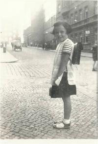 Eva na cestě do školy