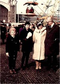 Eva Smolková - Keulemansová s dětmi a profesorem Keulemansem 