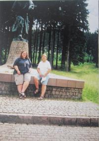 U pomníku bojovníků partyzánské brigády Jana Žižky na němž se nachází i jméno otce Drahomíry Hudečkové Slávy Kozy