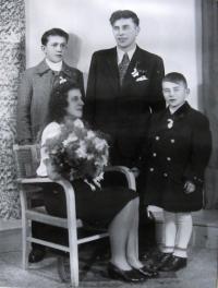 Svatební fotografie Jarmiliných rodičů; Jarmilini rodiče, otcův svědek, Jarmilin bratranec, Rotava, 1948